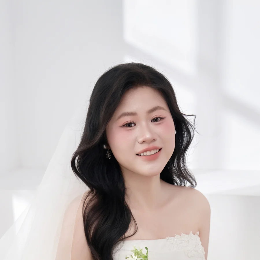Cô dâu Bùi Phương Linh